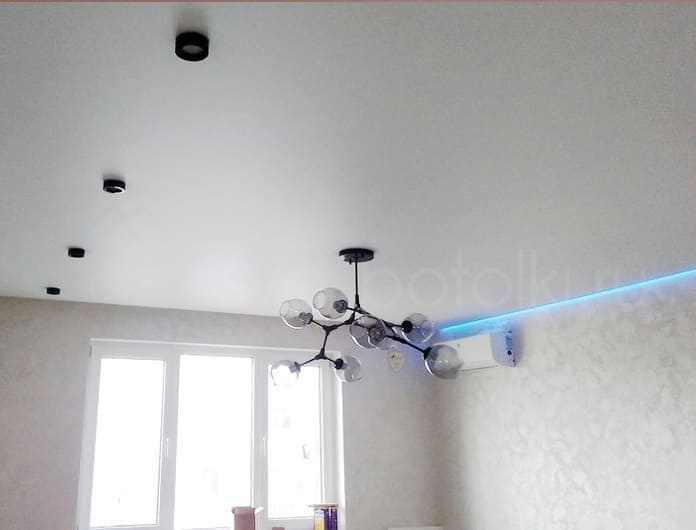 сатиновый потолок с подсветкой в спальне